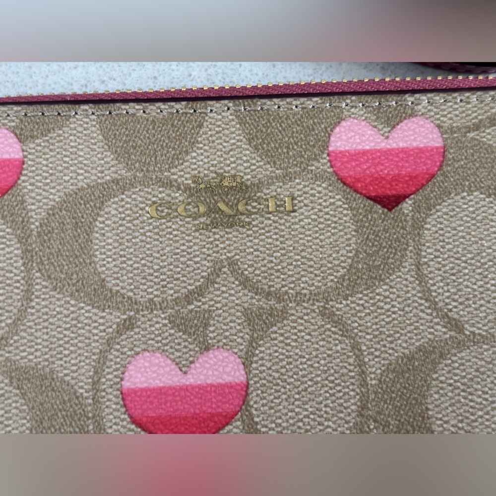 Coach Corner Zip Wristlet In Signature Canvas With Stripe Heart Print Luxury - Picture 2 of 9